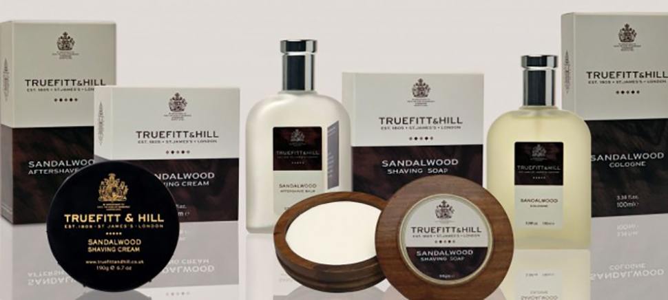 Линията Sandalwood на Truefitt & Hill е създадена за модерния, изтънчен и изискан мъж. Продуктите са модерни и в същото време с класическо излъчване. Подходящи за съвременния мъж, те са формулирани с изискания аромат Sandalwood, в чиято основа се крие сандалово дърво, тонка и кедрово дърво. В сърцето композицията разкрива лавандула и жасмин, небрежно смесвайки се с плодовите нотки на ананас и пъпеш, за да добавят блясък на свежестта към този жив аромат. Връхните нотки остават лимон и бергамот за перфектен допир и се съчетават изкусно за великолепно и богато наслаждаване на аромата.