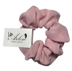 Сатенено скрънчи ластик за коса розово Arlen.bg Scrunchie