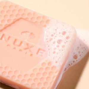 Деликатен твърд шампоан без сулфати за всеки тип коса NUXE Reve de Miel Gentle Shampoo Bar 65 gr