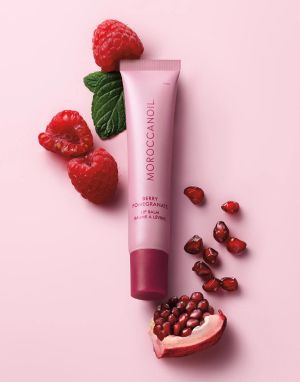 Подхранващ балсам за устни с арганово масло и пептиди Нар Moroccanoil Argan Butter Lip Balm Pomegranate Berry 15ml